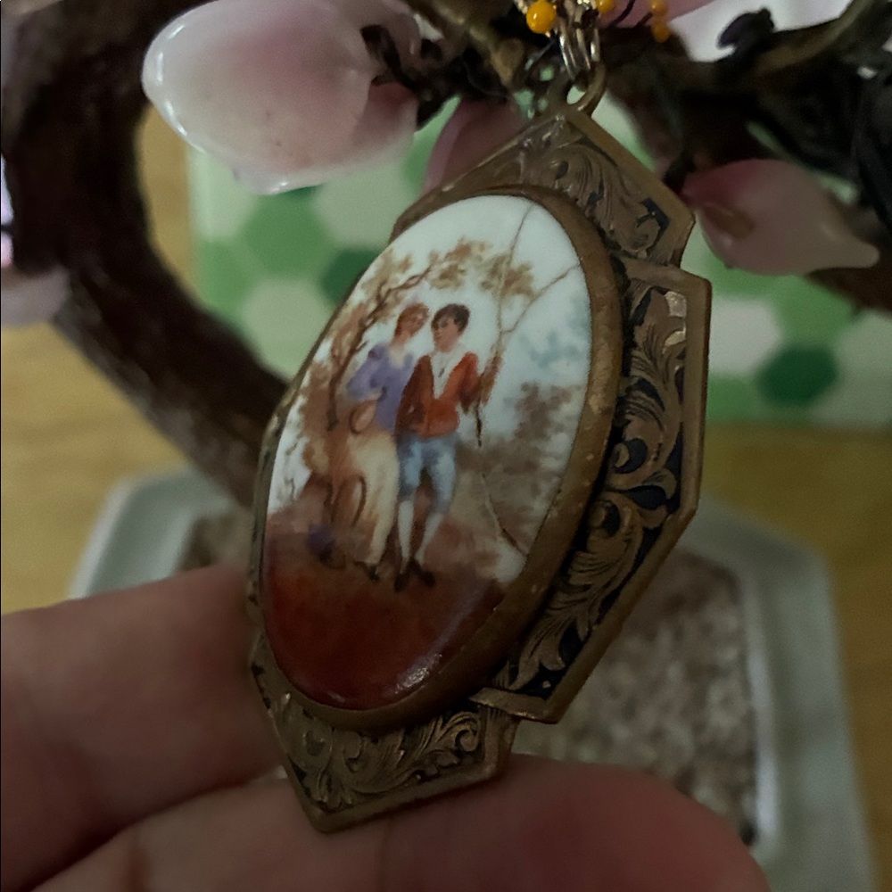 Vintage Pendant with Painted porcelain cameo - Picture 3 of 5
